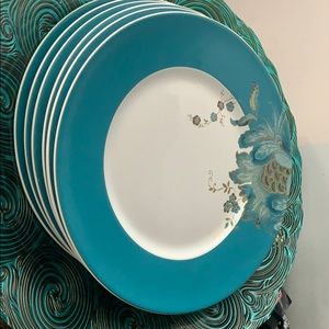 Table decor-6 plates one charger and 1 vase